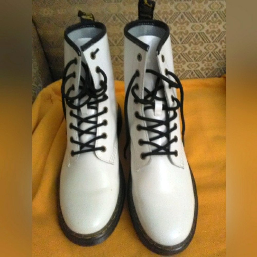 HOT BNWOT DR. MARTENS White PATENT Leather Boots SZ. 9M "SOLD OUT" 🔥🔥🔥🔥 Hot!